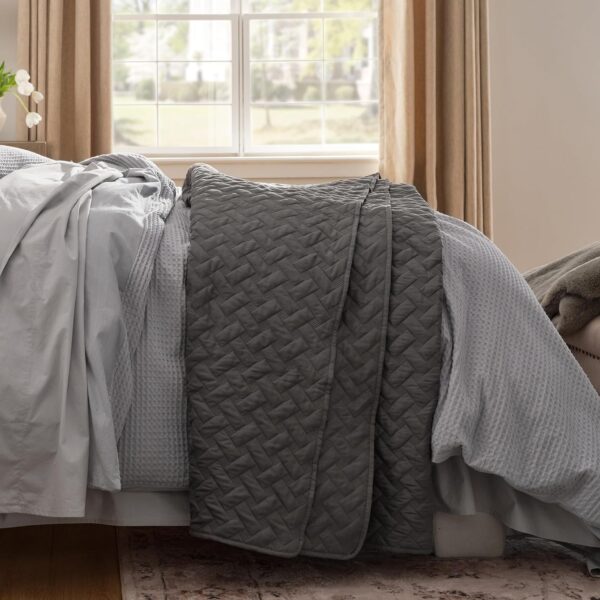 Bedsure Queen Quilt Bedding Set - Lightweight Summer Quilt Full/Queen - Grey Bedspreads Queen Size - Bedding Coverlets for All Seasons (Includes 1 Quilt, 2 Pillow Shams) - Image 5