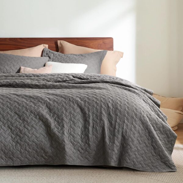 Bedsure Queen Quilt Bedding Set - Lightweight Summer Quilt Full/Queen - Grey Bedspreads Queen Size - Bedding Coverlets for All Seasons (Includes 1 Quilt, 2 Pillow Shams) - Image 2